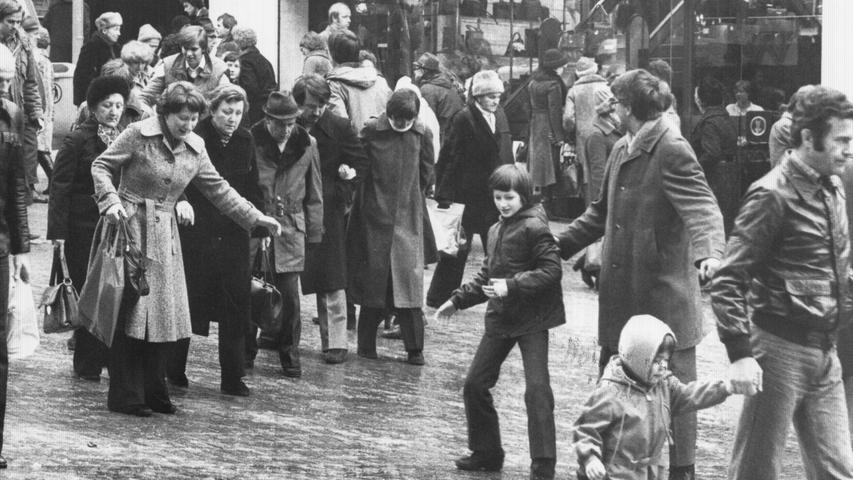 "Vorsichtig tastend und Halt suchend balancieren die Fußgänger (hier zwischen Lorenzkirche und Hauptmarkt) über eine eisige und abschüssige Strecke." lautete die Schlagzeile im Jahre 1978 zum Jahrhundert-Glatteis.