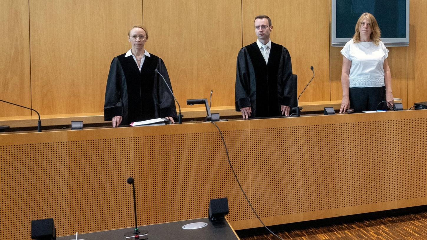 Richterin Martina Neuhierl (links) bei der Eröffnung des Prozesses gegen den Hausarzt - der nicht erschien.