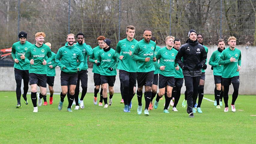 Schwitzen für eine erfolgreiche Rückrunde: Nur drei Tage nach Weihnachten ist die Spielvereinigung Greuther Fürth wieder ins Training eingestiegen.