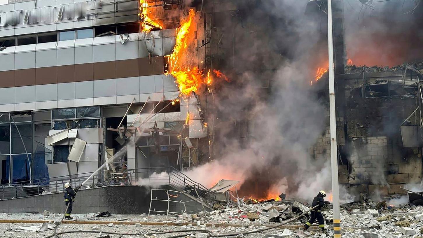 Ein Gebäude in Kiew wurde nach einem russischen Angriff beschädigt. Feuerwehrleute versuchen, das Feuer zu löschen.