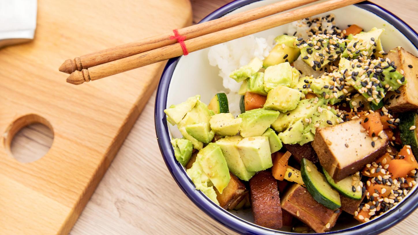 Auch aus Tofu, Avocado und anderen Zutaten lässt sich eine schmackhafte Bowl zubereiten.