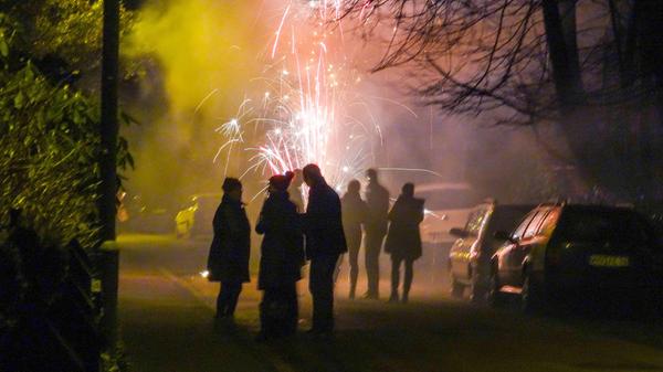 Menschen in Silvesternacht