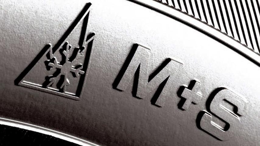 Ab Oktober 2024 genügt die M+S-Kennzeichnung nicht mehr. Als wintertauglich werden dann ausschließlich Reifen mit Alpine-Symbol (links) akzeptiert. Ab Oktober 2024 genügt die M+S-Kennzeichnung nicht mehr. Als wintertauglich werden dann ausschließlich Reifen mit Alpine-Symbol (links) akzeptiert.