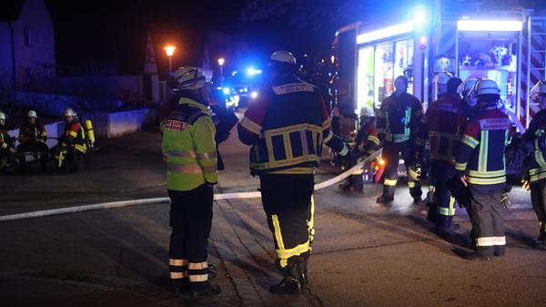 Dachstuhlbrand fordert Einsatzkräfte: - Flammen breiten sich vom Dach ins Gebäude aus - Drehleiter im Einsatz - Verpflegungsstelle für Einsatzkräfte aufgebaut - Brandursache derzeit noch unklar - Kriminaldauerdienst hat Ermittlungen vor Ort aufgenommen