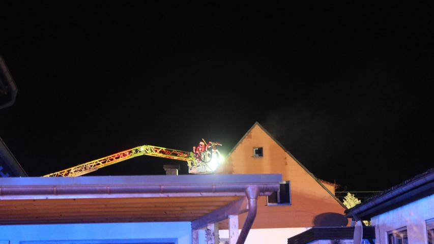Zahlreiche Trupps bekämpften den Brand vom Boden und von der Drehleiter aus. Zahlreiche Trupps bekämpften den Brand vom Boden und von der Drehleiter aus.