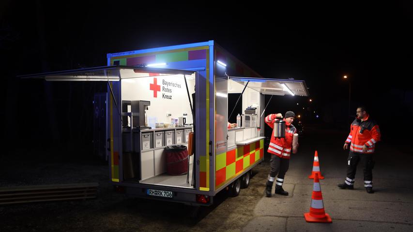 Aufgrund der Länge der Löscharbeiten, an die sich umfangreiche Nachlöscharbeiten anschlossen, wurde die Verpflegungskomponente des Bayerischen Roten Kreuzes alarmiert. Aufgrund der Länge der Löscharbeiten, an die sich umfangreiche Nachlöscharbeiten anschlossen, wurde die Verpflegungskomponente des Bayerischen Roten Kreuzes alarmiert.