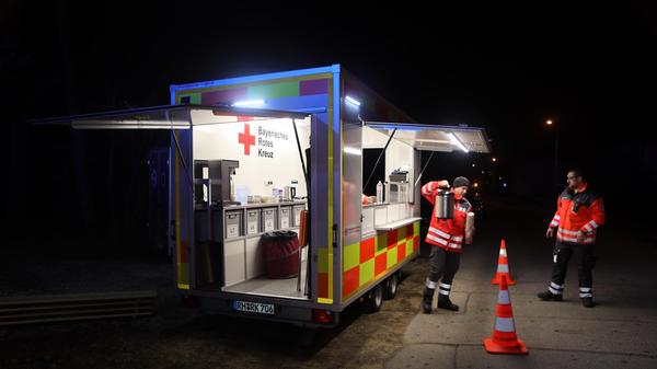 Dachstuhlbrand fordert Einsatzkräfte: - Flammen breiten sich vom Dach ins Gebäude aus - Drehleiter im Einsatz - Verpflegungsstelle für Einsatzkräfte aufgebaut - Brandursache derzeit noch unklar - Kriminaldauerdienst hat Ermittlungen vor Ort aufgenommen
