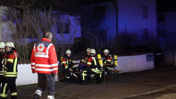 Dachstuhlbrand fordert Einsatzkräfte: - Flammen breiten sich vom Dach ins Gebäude aus - Drehleiter im Einsatz - Verpflegungsstelle für Einsatzkräfte aufgebaut - Brandursache derzeit noch unklar - Kriminaldauerdienst hat Ermittlungen vor Ort aufgenommen