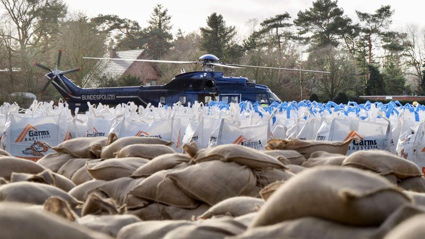 Sandsäcke und Bigbacks liegen bereit, um mit einem Hubschrauber an die Hunte (Oldenburg/Niederschsen) gebracht zu werden. 