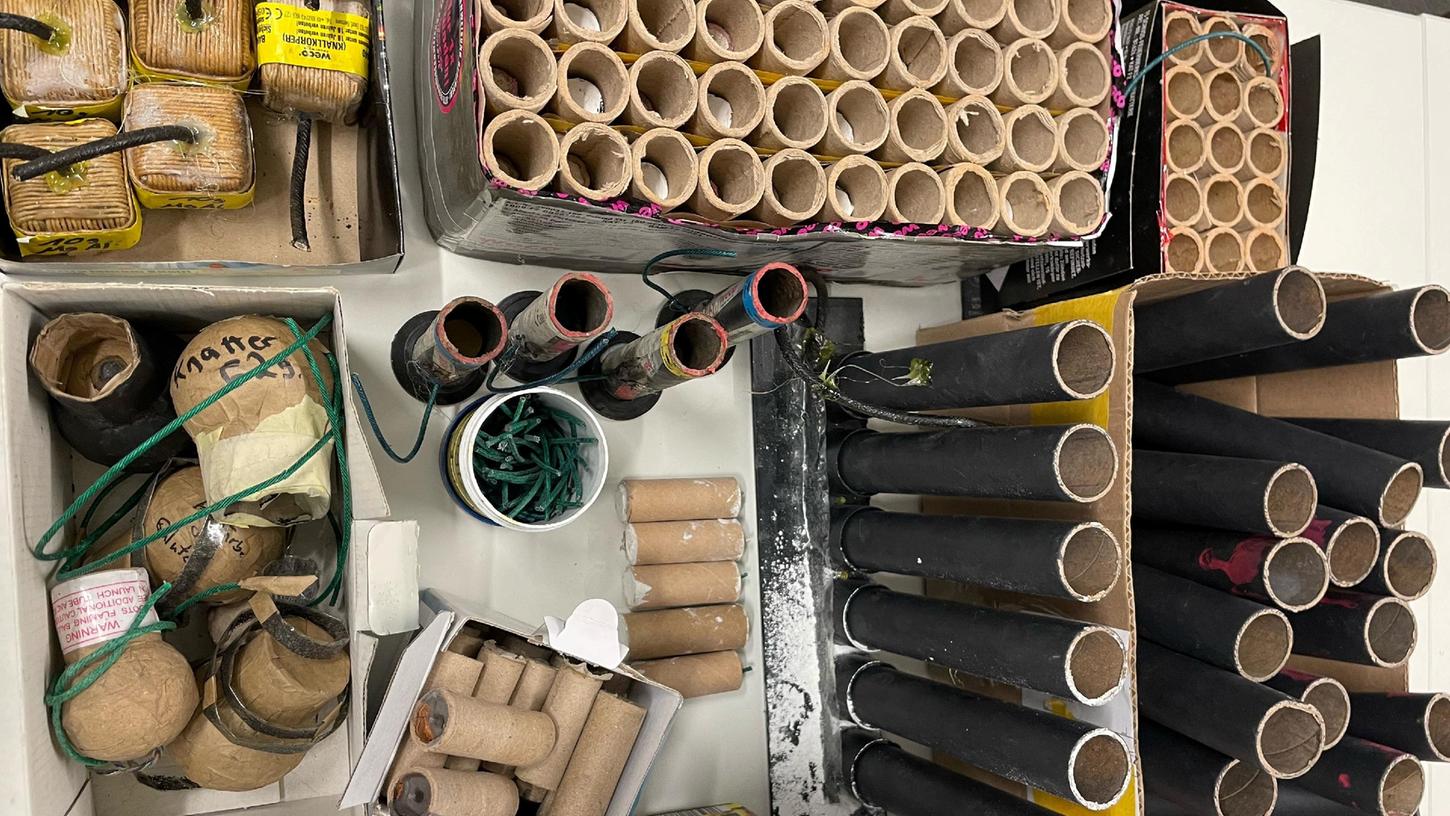 Die Polizei hat bei dem Mann selbstgebaute Böller gefunden - hier ist ein Teil davon zu sehen. Die Polizei hat bei dem Mann selbstgebaute Böller gefunden - hier ist ein Teil davon zu sehen.