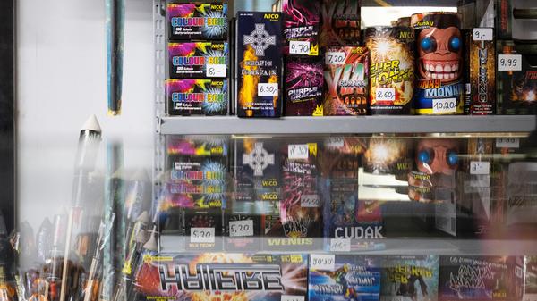 150 Menschen strmten Lidl-Filiale in Frth: Mitarbeiter ber Andrang auf Feuerwerk 150 Menschen strmten Lidl-Filiale in Frth: Mitarbeiter ber Andrang auf Feuerwerk