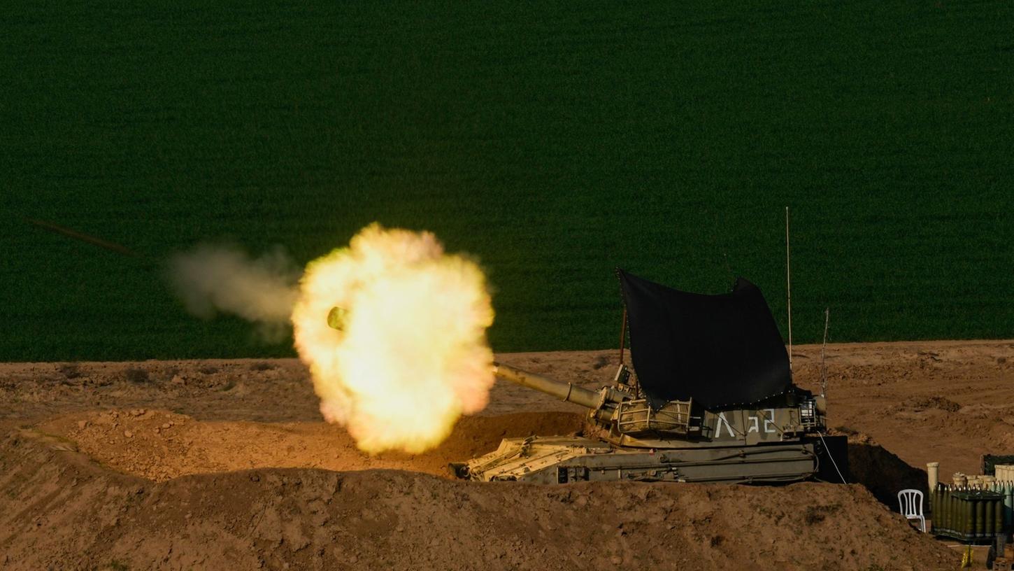 Eine mobile israelische Artillerieeinheit feuert in der Nähe der Grenze zwischen Israel und Gaza ein Geschoss in Richtung Gazastreifen ab.