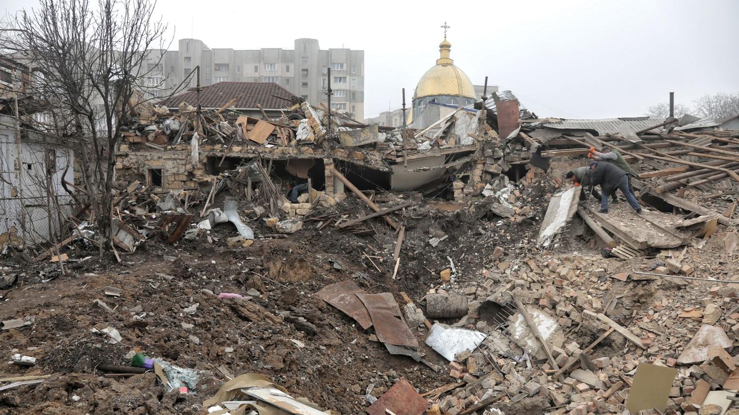 Eine Nacht nach dem schwersten Bombardement seit Kriegsbeginn hat Russland die Ukraine erneut aus der Luft angegriffen. Wohnhäuser in der Stadt Odessa liegen in Trümmern.
