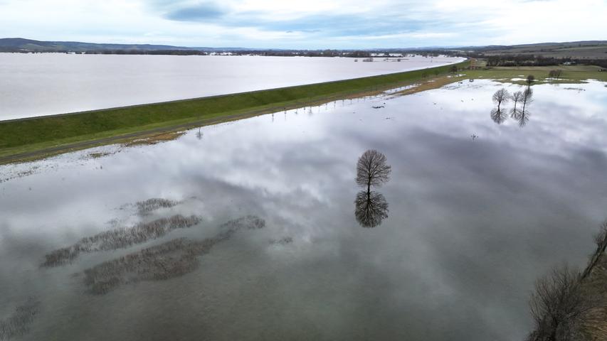 Sachsen-Anhalt, Kelbra: Große Flächen um die Talsperre Kelbra stehen unter Wasser