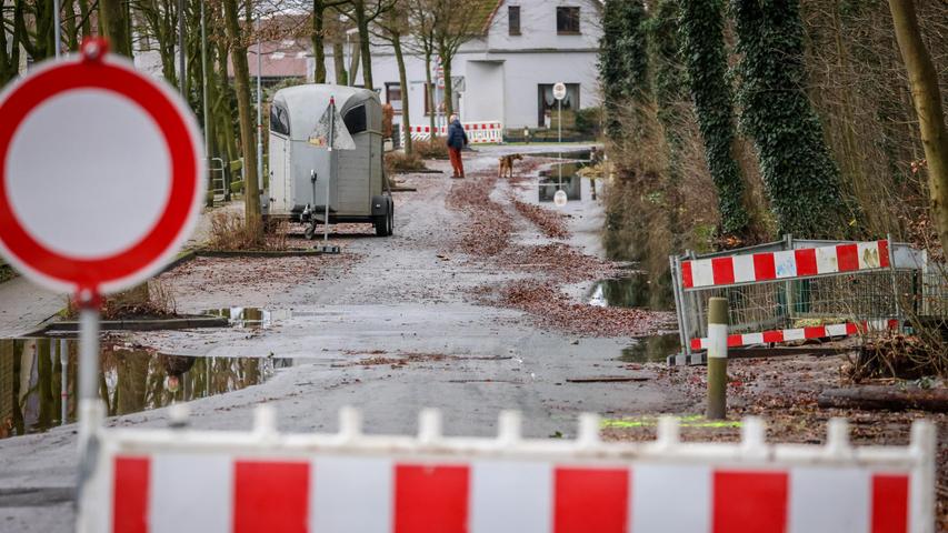 Niedersachsen, Lilienthal: Da durch das Hochwasser des Flusses ein Deich zu brechen drohte, mussten Hunderte Bewohner der dahinter liegenden Wohngebiete ihre Häuser verlassen.