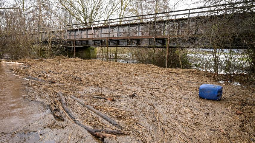 Mit dem Hochwasser angeschwemmte Gegenstände stauen sich an einer Brücke auf der Helme.