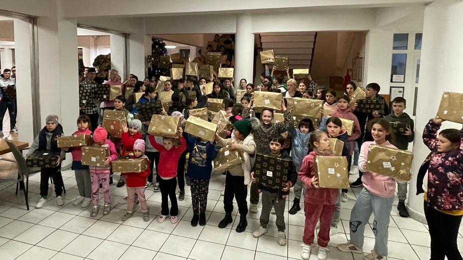 Über die Weihnachtspäckchen freuten sich unter anderem Kinder an mehreren rumänischen Schulen.