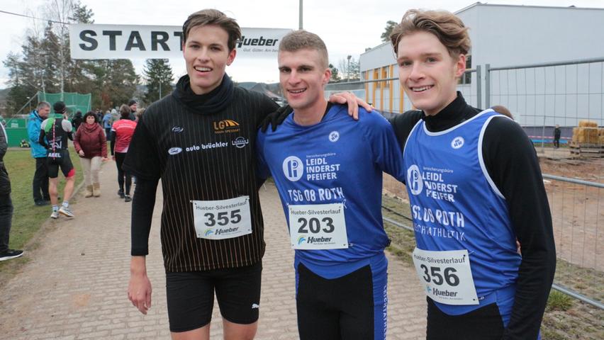 Die Schnellsten: Johannes Weizinger (Mitte) aus Übermatzhofen gewann den Hauptlauf in Pleinfeld. David Scheller (links) und Elias Kolar (rechts) teilten sich den zweiten Platz.