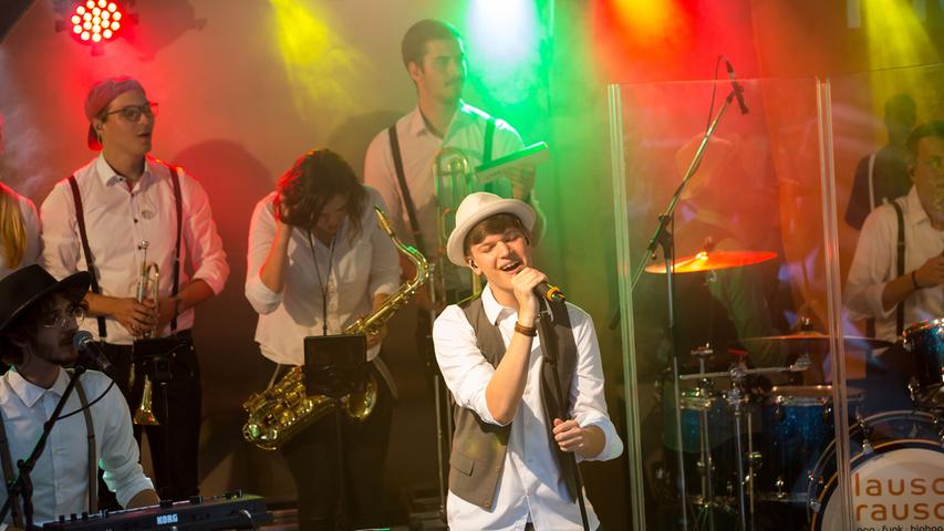 Die Lokalband "Lauschrausch" feiert am Samstag ihr zehnjähriges Jubiläum im Jungen Theater Forchheim. Die Truppe mit den Hosenträgern steht ab 20 Uhr auf der Bühne und erfreut das Volk mit einem Pop-Funk-HipHop-Soul-Mix.