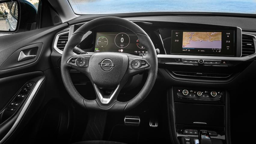 Typisch Opel ist das "Pure Panel"-Cockpit mit seinem Bildschirm-Doppel.