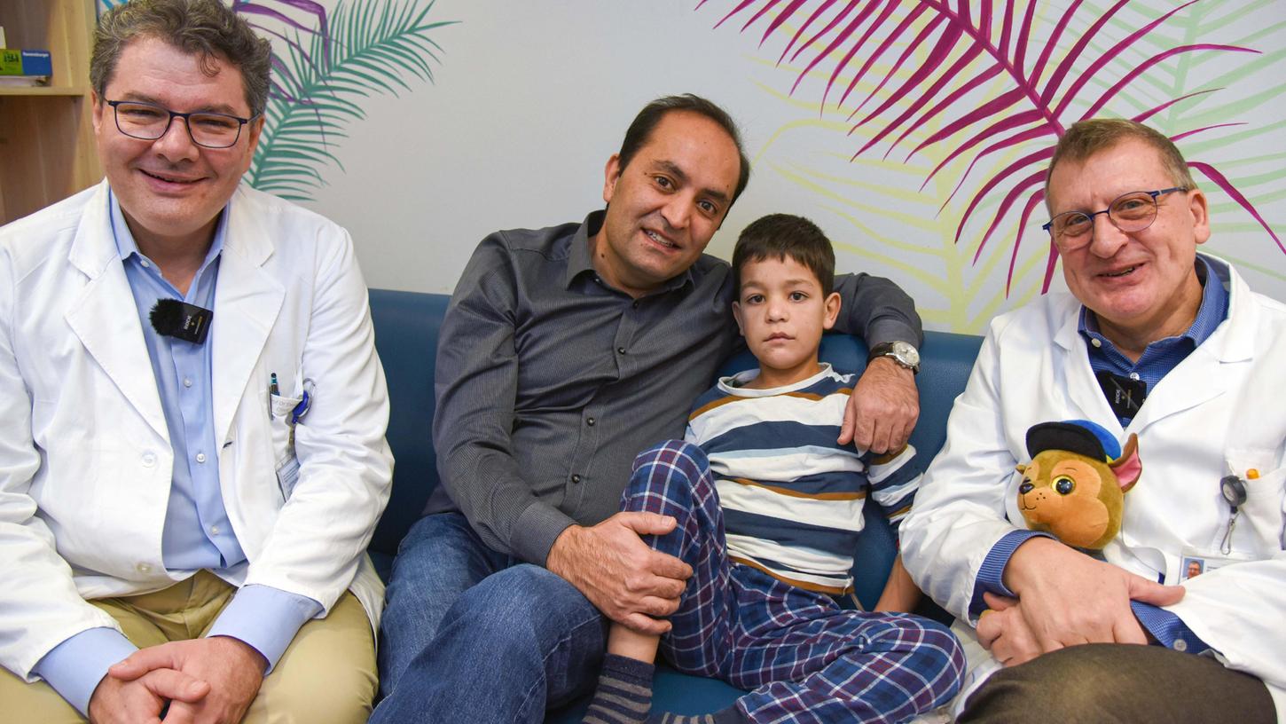Prof. Dr. Oliver Dewld (l.) und Prof. Dr. Sven Dittrich (r.) konnten das Leben des achtjährigen Mohib dank zweier erfolgreicher Operationen retten.