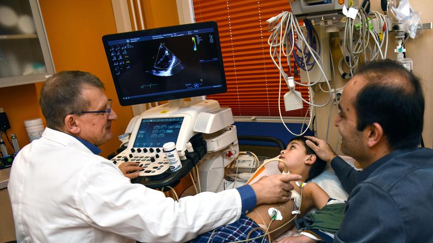 Große Erleichterung bei der Ultraschalluntersuchung nach der zweiten OP: Mohibs Herz funktioniert wieder richtig - auch zur Freude seines Pflegevaters Ajmal Farman (r.)