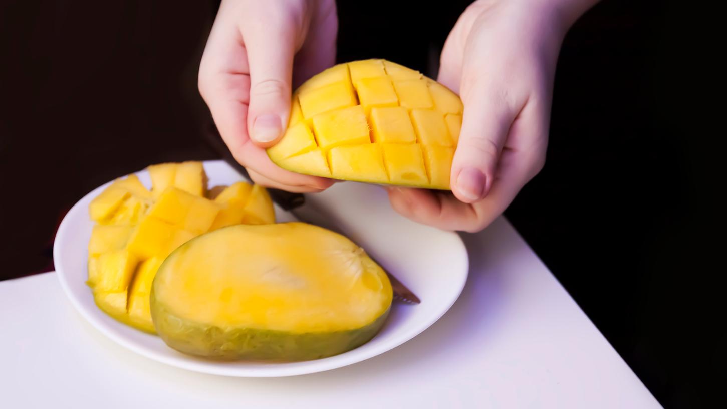 Mangos können beispielsweise als Mango-Igel angerichtet werden. Aber wie klappt das?