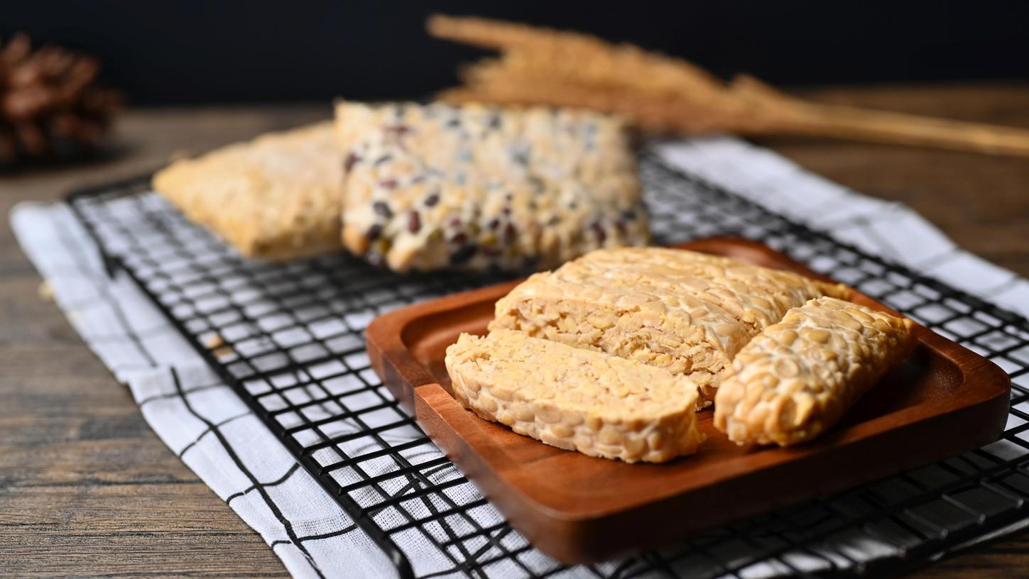 Tempeh ist ein traditionelles Fermentationsprodukt aus Indonesien. Tempeh ist ein traditionelles Fermentationsprodukt aus Indonesien.