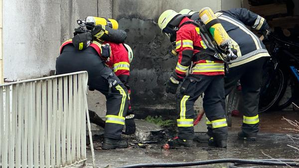 Mülltonnenbrand ruft Feuerwehr auf den Plan - Heiße Asche lässt Mülltonne brennen - Feuerwehr löscht den Brand schnell - niemand verletzt