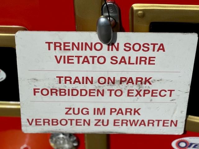 Gesehen in Garda am Gardasee von Rainer Bonhag aus Chieming. Alle Bilder der letzten Jahre unserer lustigen Deutschübersetzungen finden Sie hier.