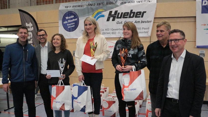Kim Korber (Mitte) holte sich im Läufer-Cup den Gesamtsieg bei den Frauen. Rechts neben ihr die Drittplatzierte Julia Gumpert, links Rebecca Schuster.