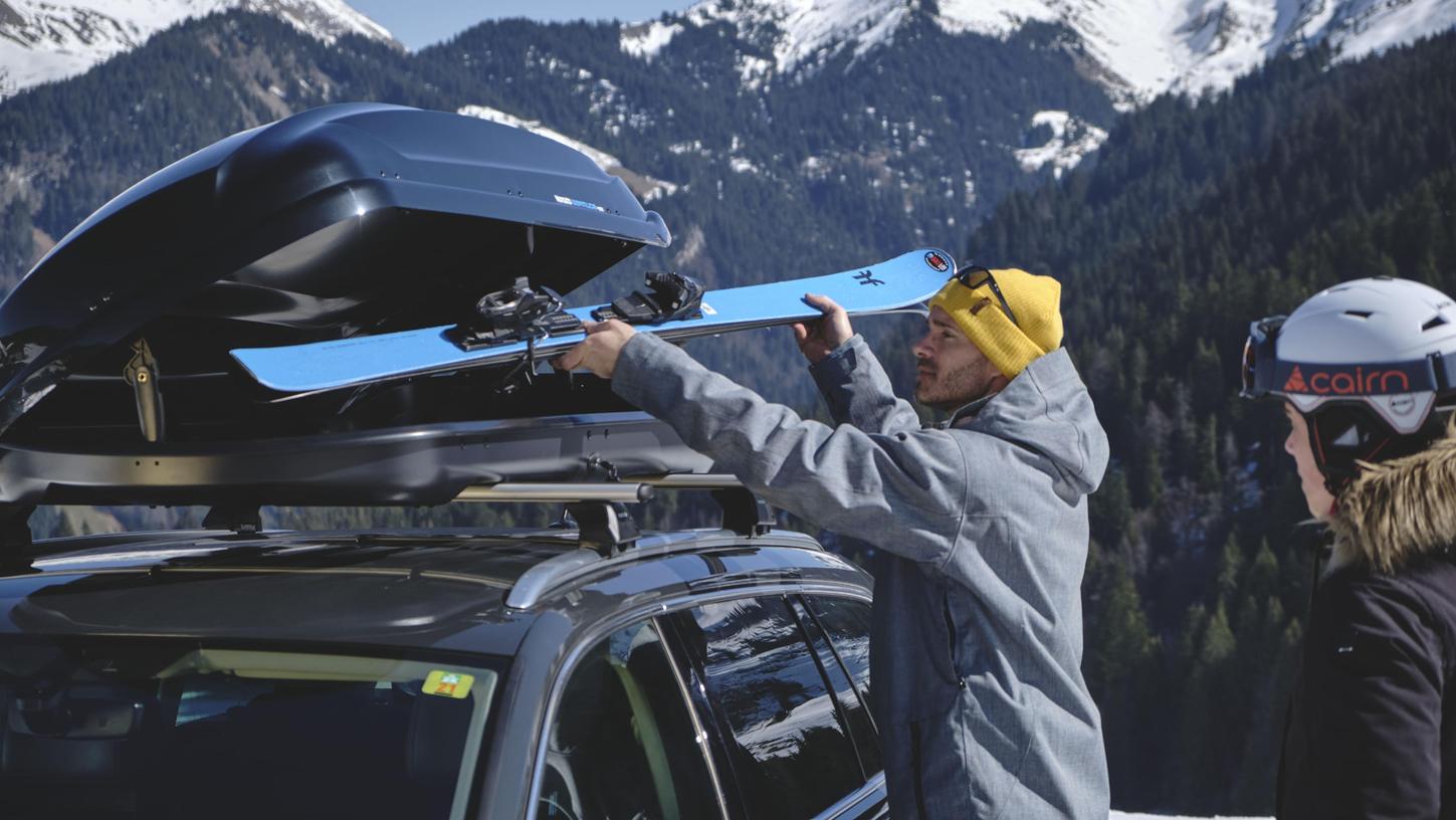 Nicht nur bei der Fahrt in den Winterurlaub leistet eine Dachbox gute Dienste.