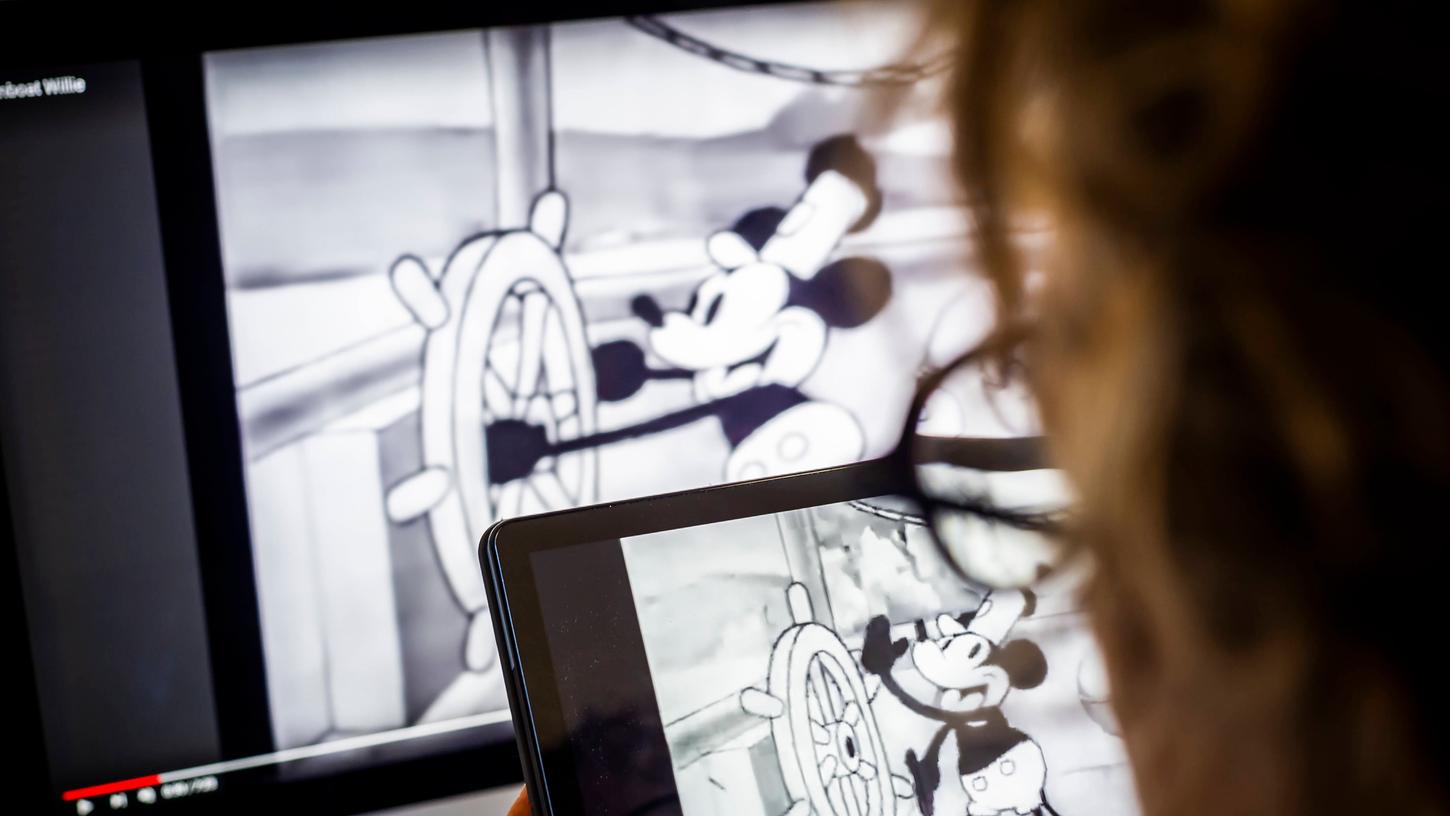 Die Mickey Mouse aus dem Kurzfilm "Steamboat Willie" ist seit dem Jahreswechsel nicht mehr durchs US-Urheberrecht geschützt. Die Mickey Mouse aus dem Kurzfilm "Steamboat Willie" ist seit dem Jahreswechsel nicht mehr durchs US-Urheberrecht geschützt.