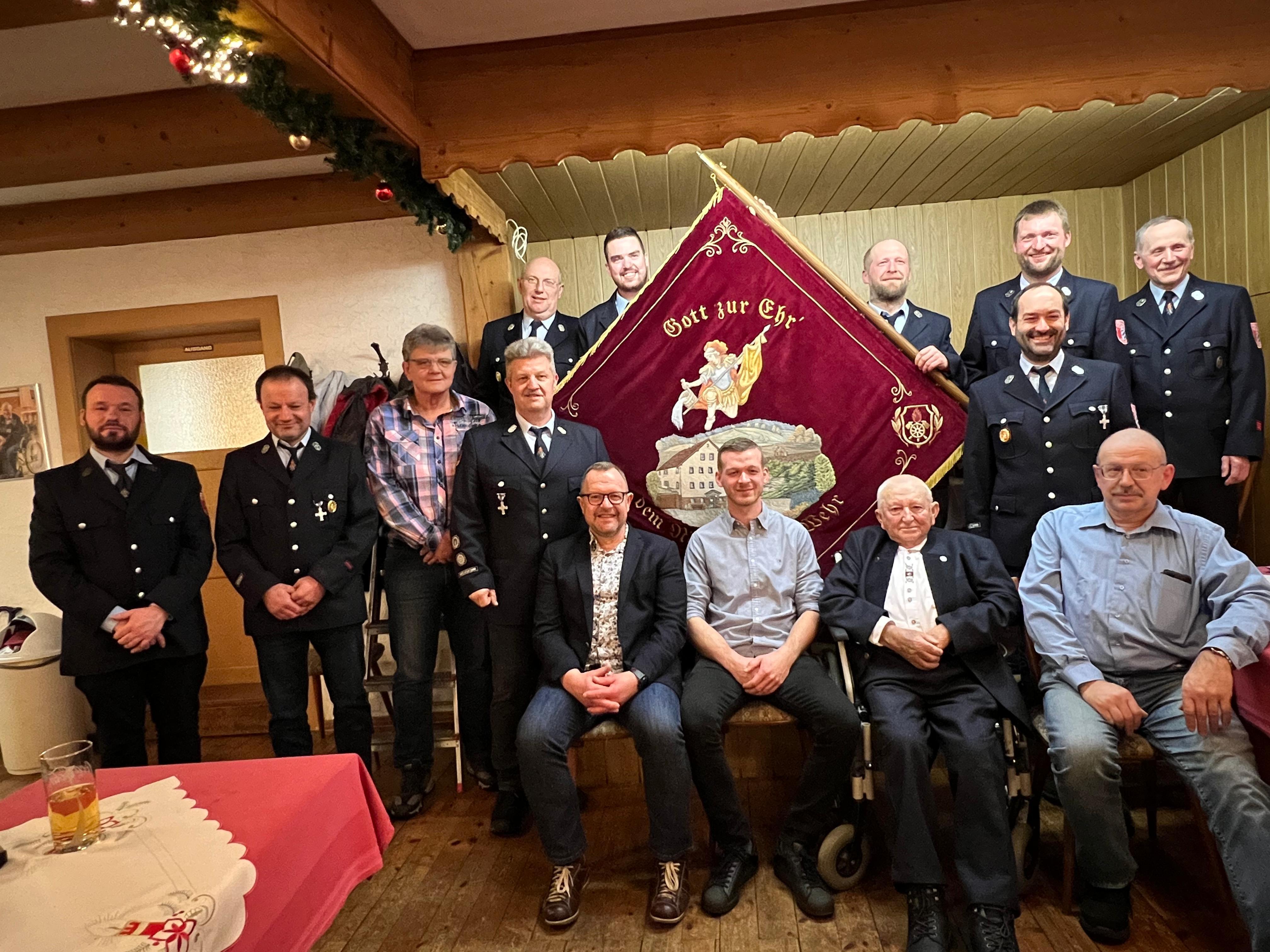 90 Jahre und noch bei der Feuerwehr Stöppacher EhrenKommandant Peter