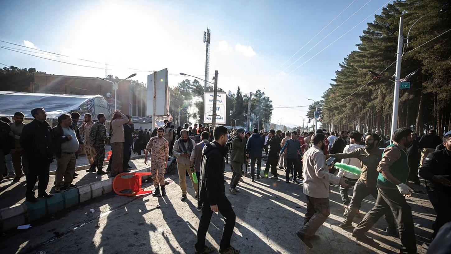 In der iranischen Stadt Kerman wurden iranischen Staatsmedien zufolge mehr als hundert Menschen durch Explosionen getötet. Sie pilgerten anlässlich des Todestags des Generals Ghassem Soleimani zu dessen Grab.
