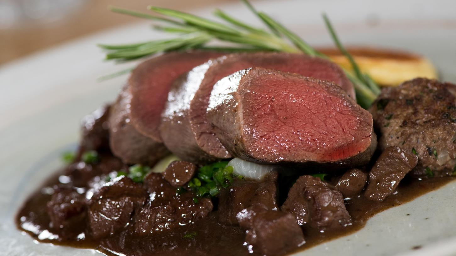 Hauptgang bei Jutta: Rehrücken rosa gebraten. Hauptgang bei Jutta: Rehrücken rosa gebraten.