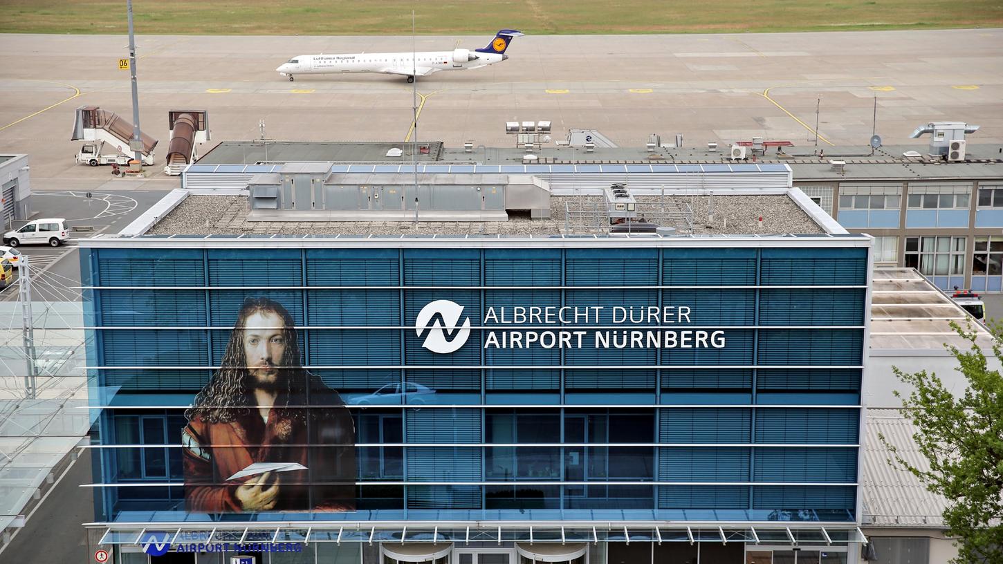 Zwischen Nürnberg und dem Drehkreuz Frankfurt fliegen täglich Maschinen der Fluggesellschaft Lufthansa - einige Flüge könnten Ende dieser Woche aufgrund des Streiks entfallen.