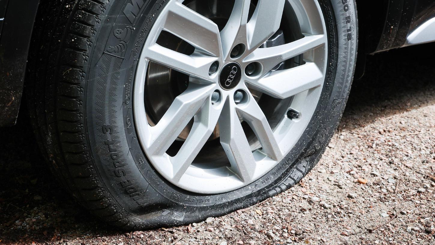Unbekannte ließen aus den Reifen mehrerer Autos die Luft und hinterließen klimapolitische Schriftstücke. (Symbolbild) Unbekannte ließen aus den Reifen mehrerer Autos die Luft und hinterließen klimapolitische Schriftstücke. (Symbolbild)