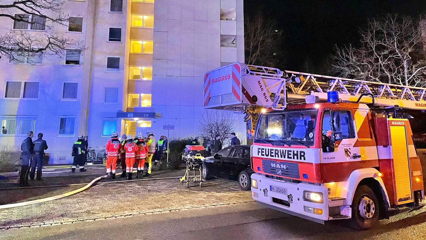 Einsatzkräfte der Feuerwehr vor dem Hochhaus im Nürnberger Südosten. Einsatzkräfte der Feuerwehr vor dem Hochhaus im Nürnberger Südosten.