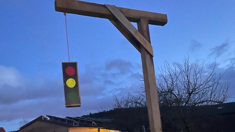 Ein Galgen, an dem eine selbstgebastelte Ampel hängt: Eine Protestaktion in Raindorf (Veitsbronn) sorgt für Aufregung. Die Polizei war bereits vor Ort.