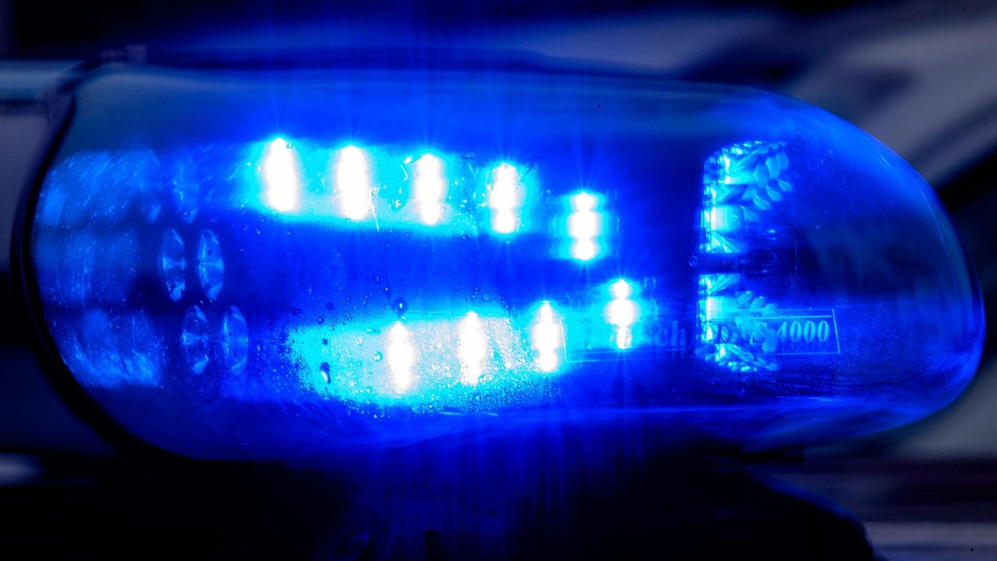 Die Schwabacher Polizei sucht Randalierer, die sich an der Gästekabine des SV Barthelmesaurach zu schaffen gemacht haben. Die Schwabacher Polizei sucht Randalierer, die sich an der Gästekabine des SV Barthelmesaurach zu schaffen gemacht haben.