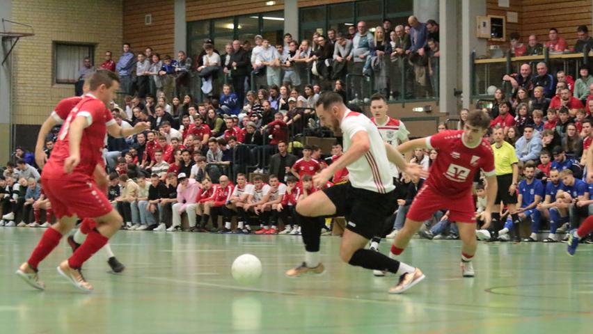 Der TSV 1860 Weißenburg (hier im Halbfinale gegen Oberhochstatt) erzielte 22 Treffer in fünf Spielen. Maßgeblichen Anteil hatte Max Pfann (am Ball) mit insgesamt acht Toren.