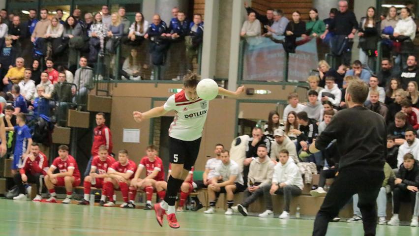 Eine Besonderheit in der Halle: Noah Schneider traf für den TSV 1860 Weißenburg im Halbfinale gegen Oberhochstatt per Kopfball zum 6:2-Endstand.
