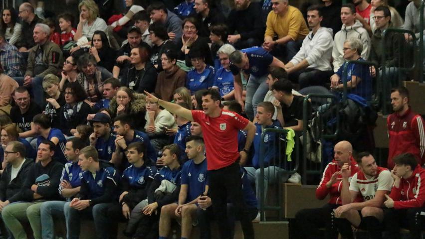 Weißenburgs Trainer Markus Vierke hatte beim Coaching viele Zuschauer im Rücken.