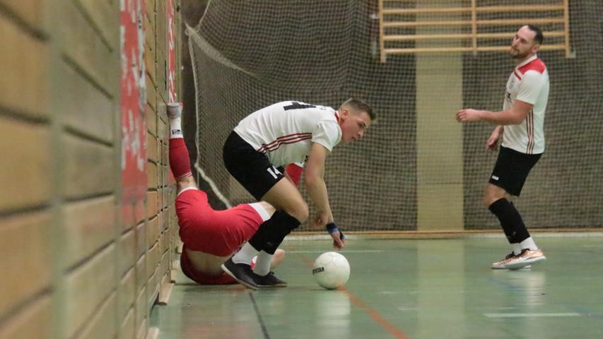 Beim Hallenfußball nach alten Regeln kracht es mitunter an der Bande - wie hier zwischen Patrick Weglöhner (am Boden) und Daniel Hofrichter.