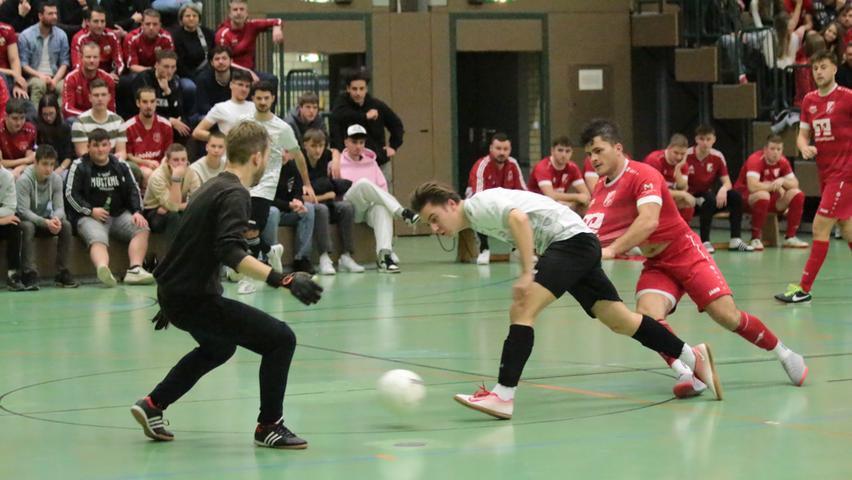 Im sogeannten "kleinen Finale" um Platz drei setzte sich der TSV 1860 Weißenburg II (in Weiß) . . .