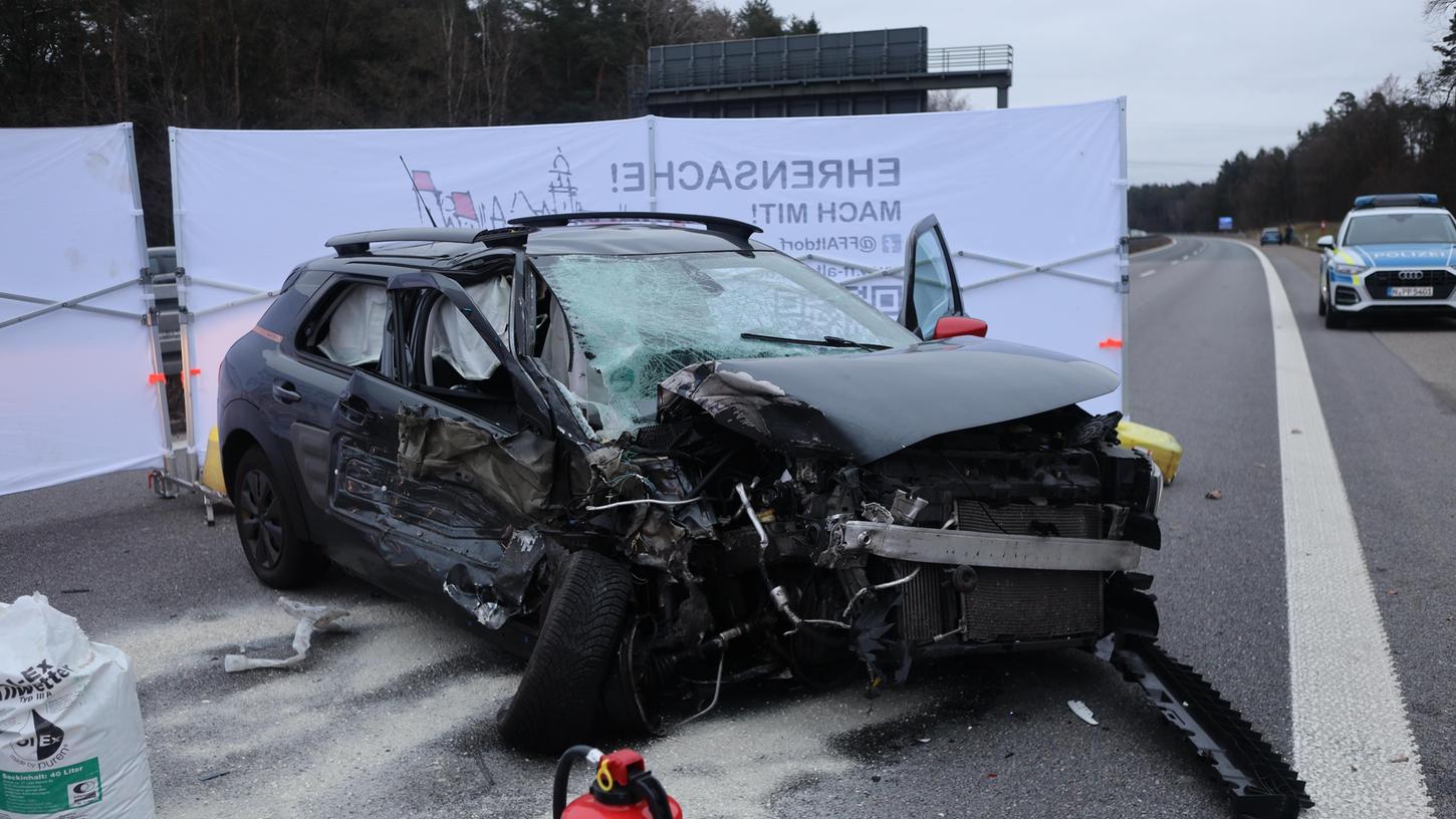 Auf der A3 Höhe Altdorf im Landkreis Nürnberger Land ereignete sich am Samstagnachmittag ein schwerer Verkehrsunfall, der für eine Person tödlich endete. 