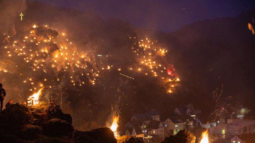 Felshänge in Pottenstein leuchten glutrot - Tausende Besucher beim Lichterfest