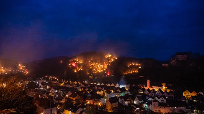 Felshänge in Pottenstein leuchten glutrot - Tausende Besucher beim Lichterfest