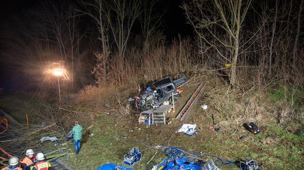 Zwischen den Anschlussstellen Forchheim-Nord und Buttenheim kam der Mann auf Höhe der Ortschaft Eggolsheim aus bislang ungeklärter Ursache mit seinem Fahrzeug nach rechts von der Fahrbahn ab.